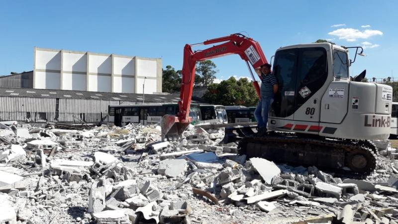 Locação de escavadeira com rompedor hidráulico